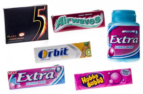 Die größte Kaugummiblase der Welt und Kaugummi in riesigen Dosen