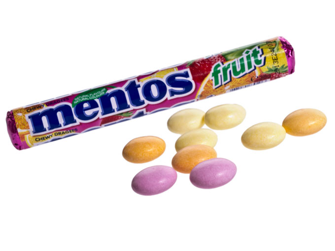Mentos. Die beliebten Kaubonbons sind unter Candys Ten-Ten. image